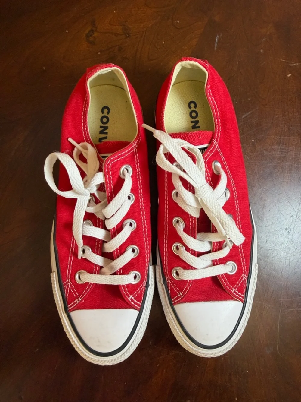 Converse Low Top Sneakers in‎ Red and White